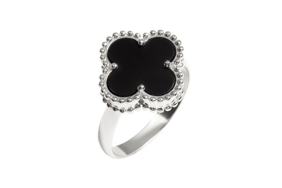 Кольцо из белого золота с ониксом в форме клевера K-0470 22