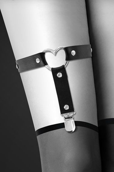 Гартер на ногу Bijoux Pour Toi - WITH HEART Black, сексуальна підв'язка з сердечком, екошкіра | Зображення 1