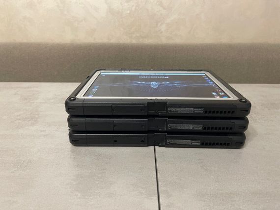 Захищений планшет Panasonic Toughbook CF-33 / 12" (2160x1440) IPS Touch / Intel Core i5-7300U (2 (4) ядра по 2.6 - 3.5 GHz) / 8 GB DDR3 / 128 GB SSD / Intel HD Graphics 620 / WebCam / Стилус / Два АКБ / Без клавіатури б/в | Зображення 3