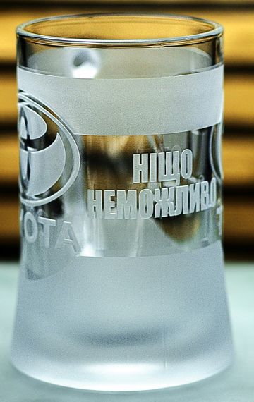 Пивний кухоль Toyota Тойота 670 мл з гравіюванням Подарунок автолюбителю  Келих з логотипом авто та легендарний слоган | Зображення 3