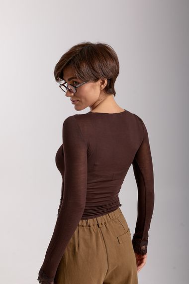 Напівпрозорий лонгслів з мереживними вставками - темно-коричневий цвет, S (є розміри) | Зображення 1