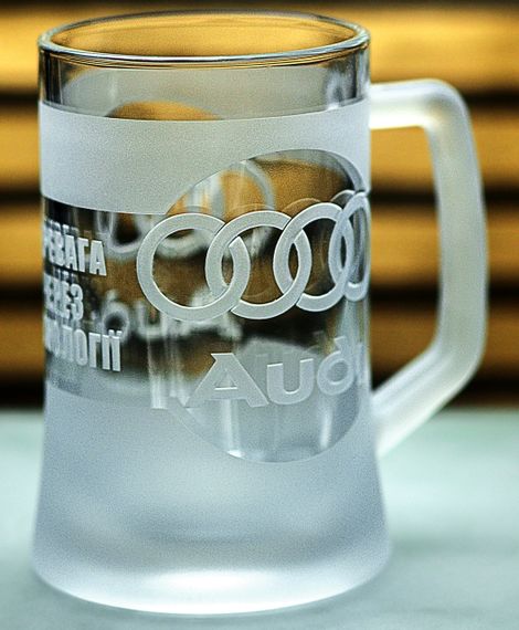 Пивний кухоль Audi 670 мл з гравіюванням Подарунок автолюбителю  Келих з логотипом авто Ауді та  легендарний слоган | Зображення 6