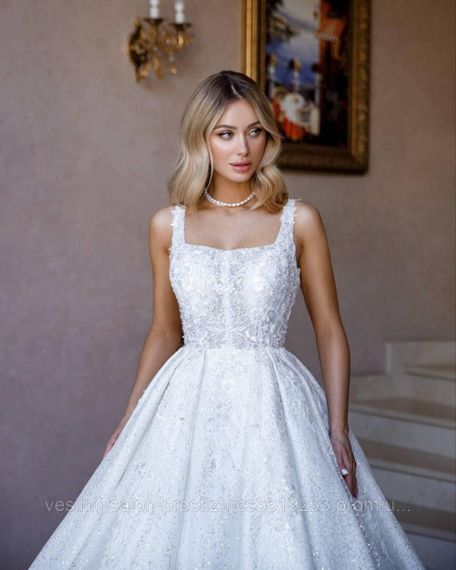 Весільна сукня, квадратний виріз