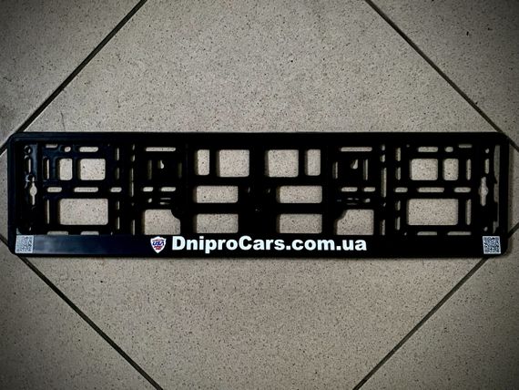 Рамка під автомобільний номер DniproCars чорна.