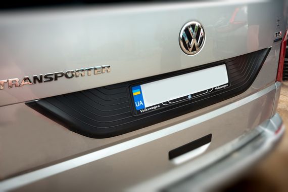Пластикова накладка на кришку багажника Чорна для Volkswagen T6 2015-2024, рр