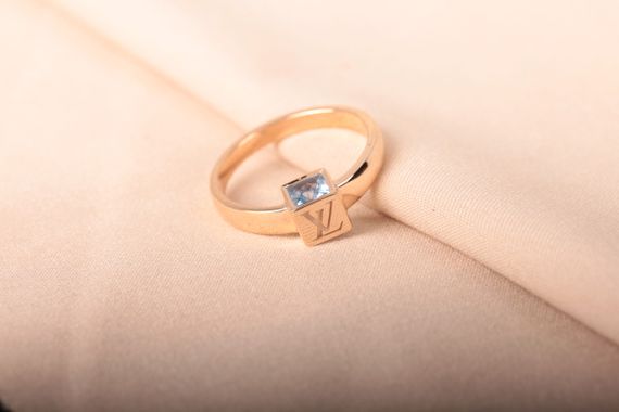 Кольцо из красного  золота в стиле LV 19.5