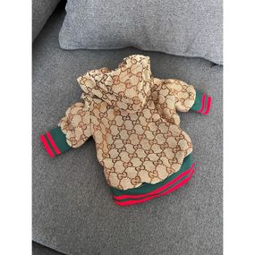 Брендовая джинсовая курточка для собак GUCCI с красно-зелеными резинками по краям, на змейке, с капюшоном, бежевая