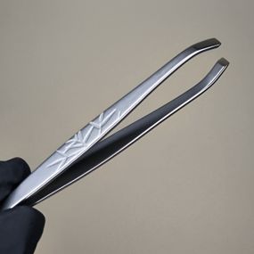 Пинцет для бровей Hitomi 10/1