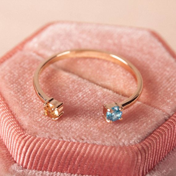 Кольцо из красного золота с желтым и голубым камнем 17.5