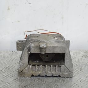 Кронштейн двигуна Volkswagen Caddy III Golf Passat B6 Touran опора подушка права  Фольксваген 1K0199262BB
