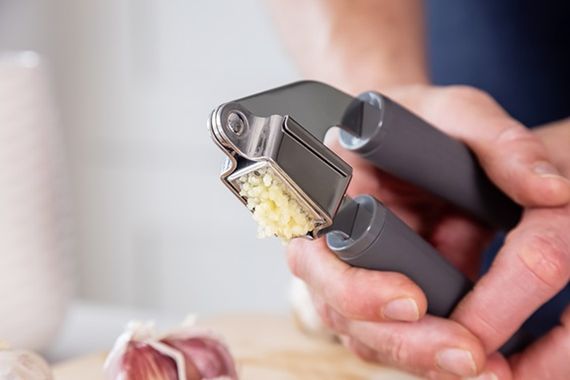 Прес для часнику KitchenAid Coreline KAS132OHCGG 19 см сірий | Зображення 2