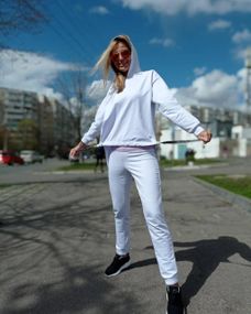 Білий спортивний костюм