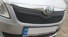 Зимняя накладка на решетку (2011-2014, верхняя) Глянцевая для Skoda Fabia