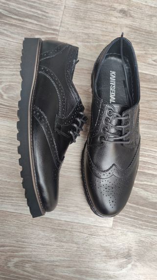 Шкіряні броги без підборів чорного кольору 42 розмір