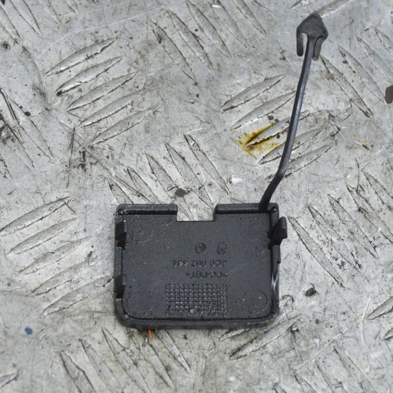 Заглушка буксирувального гака Volkswagen Passat B6 2005-2010 Накладка гака бампера Фольксваген 3C9807441 | Зображення 1