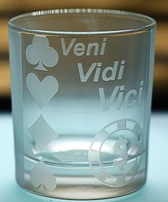 Подарункова склянка 300 мл для віскі соку води з гравіюванням Покер матовий