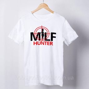 Футболка чоловіча із принтом "Milf hunter" біла