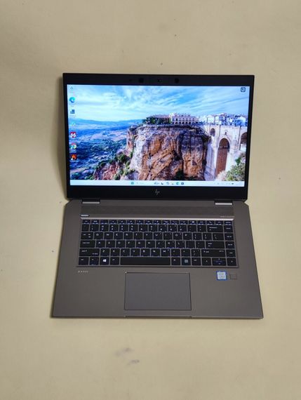 Мобільна робоча станція HP ZBook Studio G5 / 15.6" (3840x2160) IPS / Intel Core i9-8950HK (6 (12) ядра по 2.9 - 4.8 GHz) / 16 GB DDR4 / 256 GB SSD / nVidia Quadro P20 WebCam б/в | Зображення 1