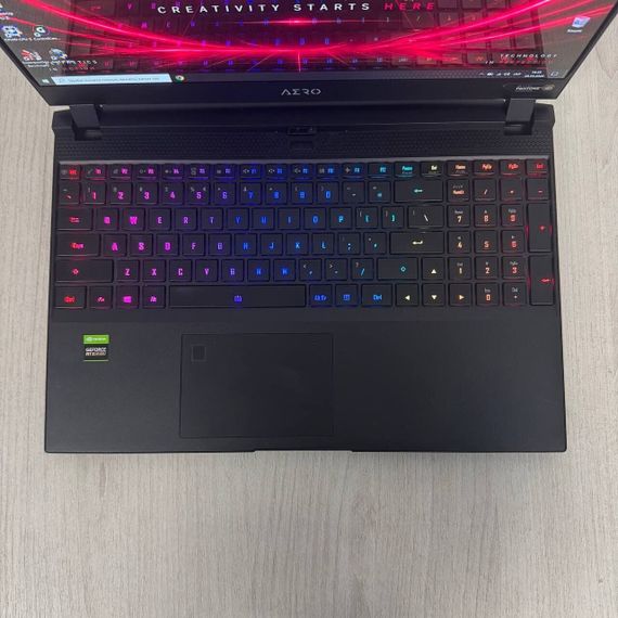 Ігровий ультрабук Б-клас Gigabyte Aero 15 OLED YC / 15.6" (3840x2160) OLED / Intel Core i7-10850H (6 (12) ядер по 2.7 - 5.1 GHz) / 16 GB DDR4 / 512 GB SSD / nVidia GeForce RTX 3080, 8 GB GDDR6, 256-bit / WebCam б/в | Зображення 3