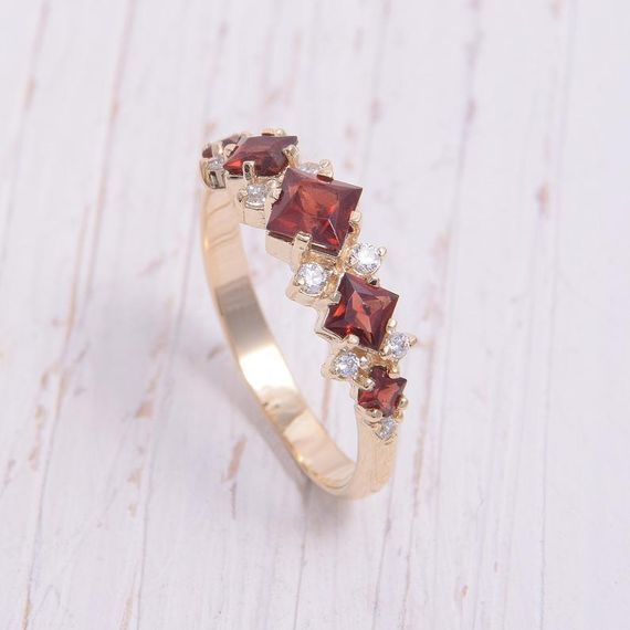 Кольцо из красного золота с гранатами 17.5