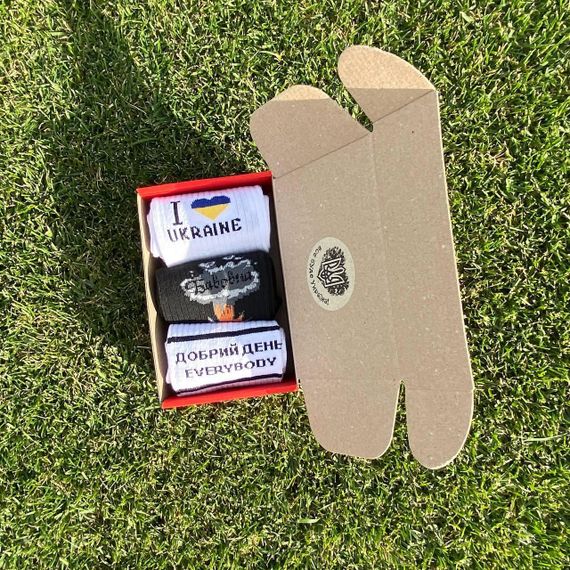 Подарочный набор бокс патриотичных мужских носков в коробке размер 40-45 3 пары разные цвета ч3укр15 | Зображення 5