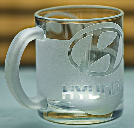 Стеклянная чашка Hyundai Хюндай 320 мл с гравировкой Подарок автолюбителю кружка для чая и кофе из лого авто и легендарный слоган | Зображення 1