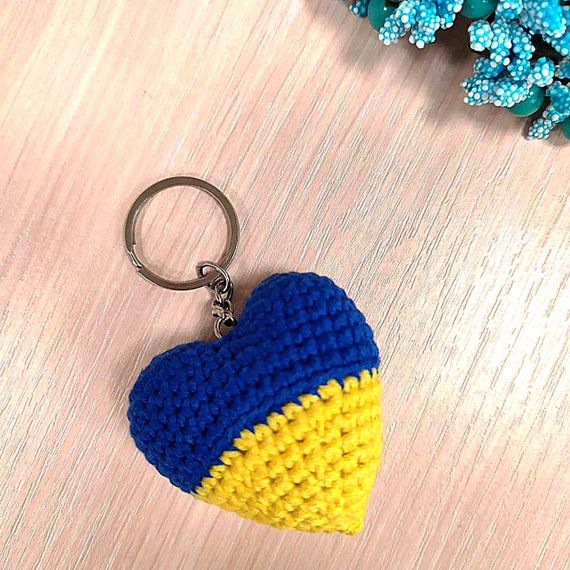 Брелок вязаный сердце Украины в цветах флага 6х6 см ручная работа, Амигуруми | Зображення 2