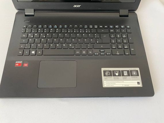 Ноутбук Acer Aspire E5-721 / 17.3" (1600x900) TN / AMD A8-6410 (4 ядра по 2.0 - 2.4 GHz) / 12 GB DDR5 / 240 GB SSD / AMD Radeon R5 Graphics / WebCam б/у | Зображення 2