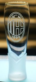 Пивной бокал крафтовый 440 мл ФК Милан AC Milan с гравировкой подарок для фаната футбольная кружка глянец