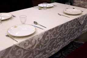 Скатертина Kayra жакардова "Вензель" з серветками 160 х 285см, кремова