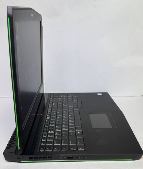 Ігровий ноутбук Dell Alienware 17 R4 / 17.3" (1920x1080) IPS / Intel Core i7-7700HQ (4 (8) ядра по 2.8 - 3.8 GHz) / 32 GB DDR4 / 1000 GB SSD / nVidia GeForce GTX 1070, 8 GB GDDR5, 256-bit / WebCam б/в | Зображення 5