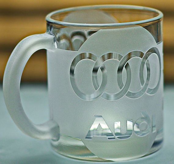 Скляна чашка Audi 320 мл з гравіюванням Подарунок автолюбителю кружка для чаю та кави з логотипом авто Ауді та  легендарний слоган | Зображення 1