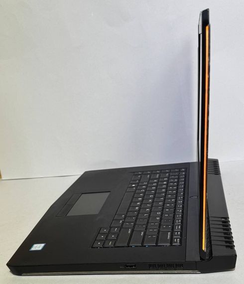Игровой ноутбук Dell Alienware 15 R3 / 15.6" (1920x1080) IPS / Intel Core i7-7700HQ (4 (8) ядра по 2.8 - 3.8 GHz) / 16 GB DDR4 / 512 GB SSD + 500 GB HDD / nVidia GeForce GTX 1060, 6 GB GDDR5, 192-bit / WebCam б/у | Зображення 6