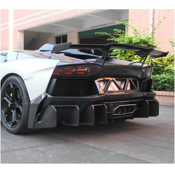 Накладка на задній бампер (Карбон) для Lamborghini Aventador 2011-2022 рр | Зображення 1