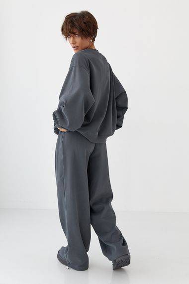 Теплий однотонний костюм зі світшотом та штанами зі складками - темно-сірий цвет, L (є розміри) | Зображення 1