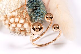 Кольцо из красного  золота с тремя шариками 19