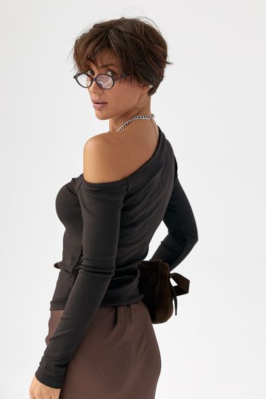 Обтягуючий лонгслів з відкритим плечем - темно-коричневий цвет, S (є розміри) | Зображення 1