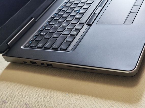 Мобильная рабочая станция Dell Precision 7710 / 17.3" (1920x1080) IPS / Intel Core i7-6920HQ (4 (8) ядра по 2.9 - 3.8 GHz) / 16 GB DDR4 / 256 GB SSD / nVidia Quadro M5000M, 8 GB GDDR5, 256-bit / WebCam б/у | Зображення 2