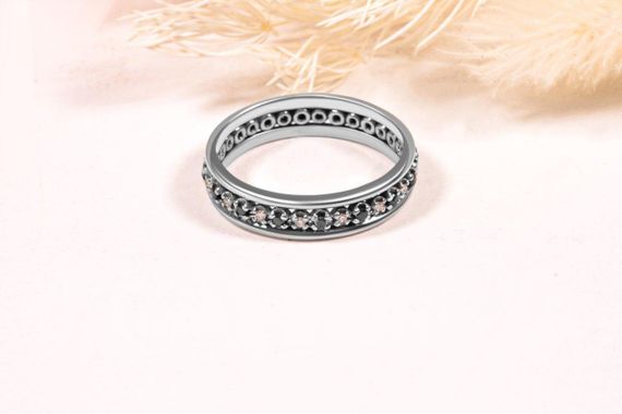 Кольцо из белого золота с черными и белыми фианитами 15.5 | Зображення 4