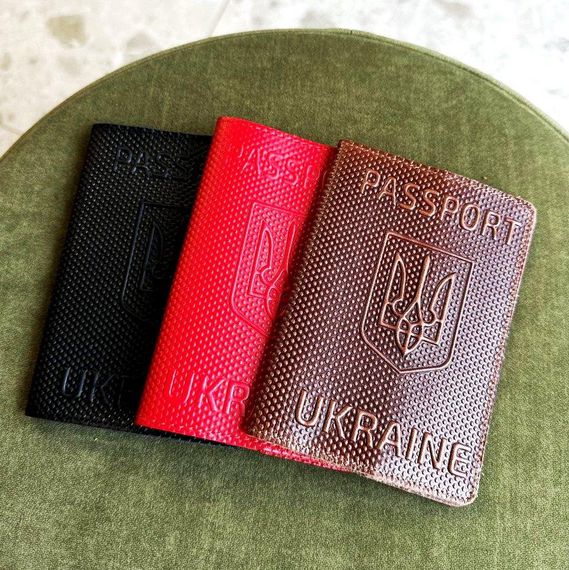 Обкладинка на паспорт книжку шкіряна чорна коричнева червона (4819)