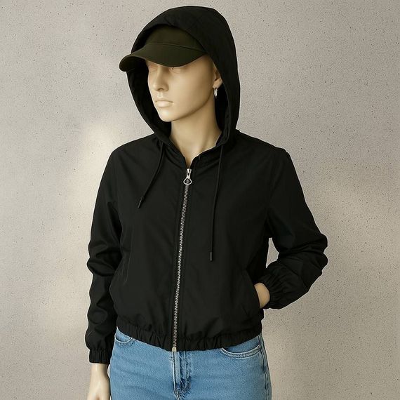 Женская короткая легкая куртка ветровка из плащевки на молнии с капюшоном  цвет черный, размер 42/46 HI2746 | Зображення 2