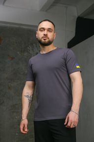 Футболка чоловіча з прапором на плечі Intruder темно-сіра (9817481398)