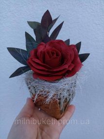 Букет  мыльных цветов в золотом керамическом горшочке "Красная роза"