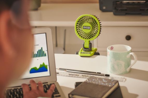 Вентилятор акумуляторний кліпса Ryobi USB Lithium RCF4-120G 4В акб 1х2А·год 3800об·хв обертання 325° поворот 180° 2 швидкості 0.29кг 5133006143 | Зображення 1
