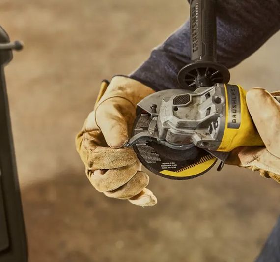 Шліфмашина кутова акумуляторна безщіткова Stanley FATMAX з АКБ та ЗП SFMCG700M2K | Зображення 1