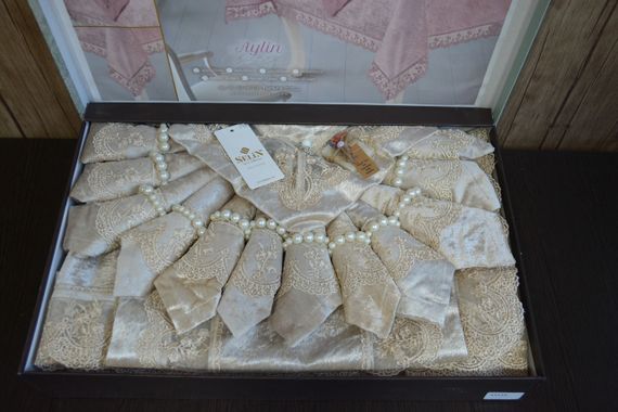 Велюрова скатертина з ранером Selin Aylin Set 160×300+12 серветок Бежева | Зображення 3