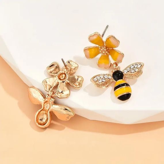 Серьги гвоздики с подвеской Liresmina Jewelry Пчела и Цветок с капельной глазурью 3 см золотистые | Зображення 3
