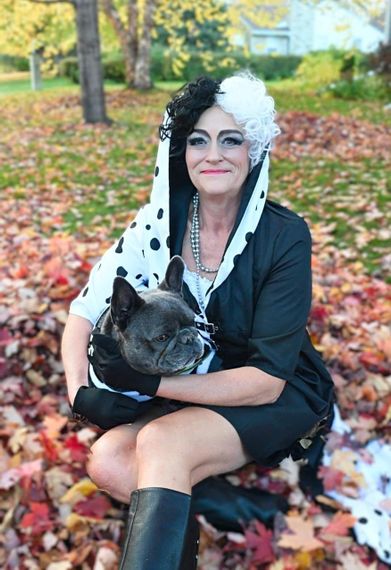 Короткий женский кудрявый парик Круэлла Де Виль Черно-белый, термостойкий, на Хэллоуин, косплей, корпоратив | Зображення 4