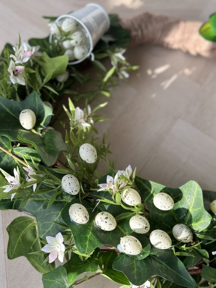 Пасхальный декоративный венок на дверь с яйцами, бабочками и ведёрком, 45 см | Зображення 3