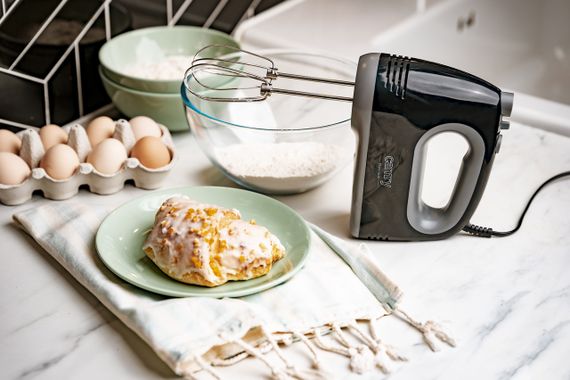 Миксер ручной Camry CR 4220, кухонный миксер 750 Вт, 5 скоростей, Turbo, насадки для теста и взбивания, чёрный | Зображення 6